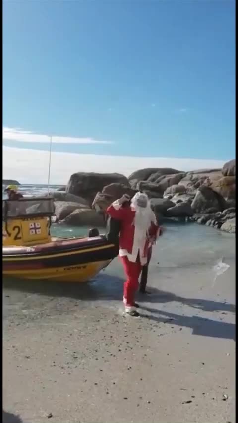 Shocking Fall of Santa Claus (or Kris Kringle) in Chile! The Unthinkable Happened!