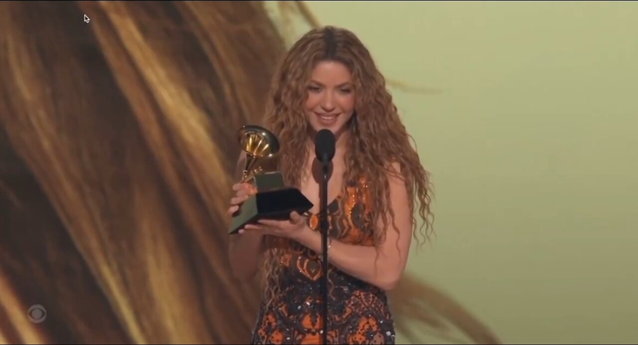 Shakira Dedicates Her Award To U.S. Immigrants