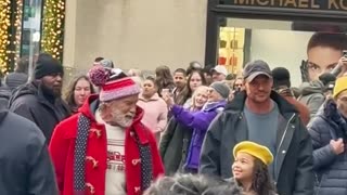 Arnold Schwarzenegger is Santa Claus in a New Christmas Movie currently filming in NYC 🎬🎅