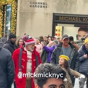 Arnold Schwarzenegger is Santa Claus in a New Christmas Movie currently filming in NYC 🎬🎅