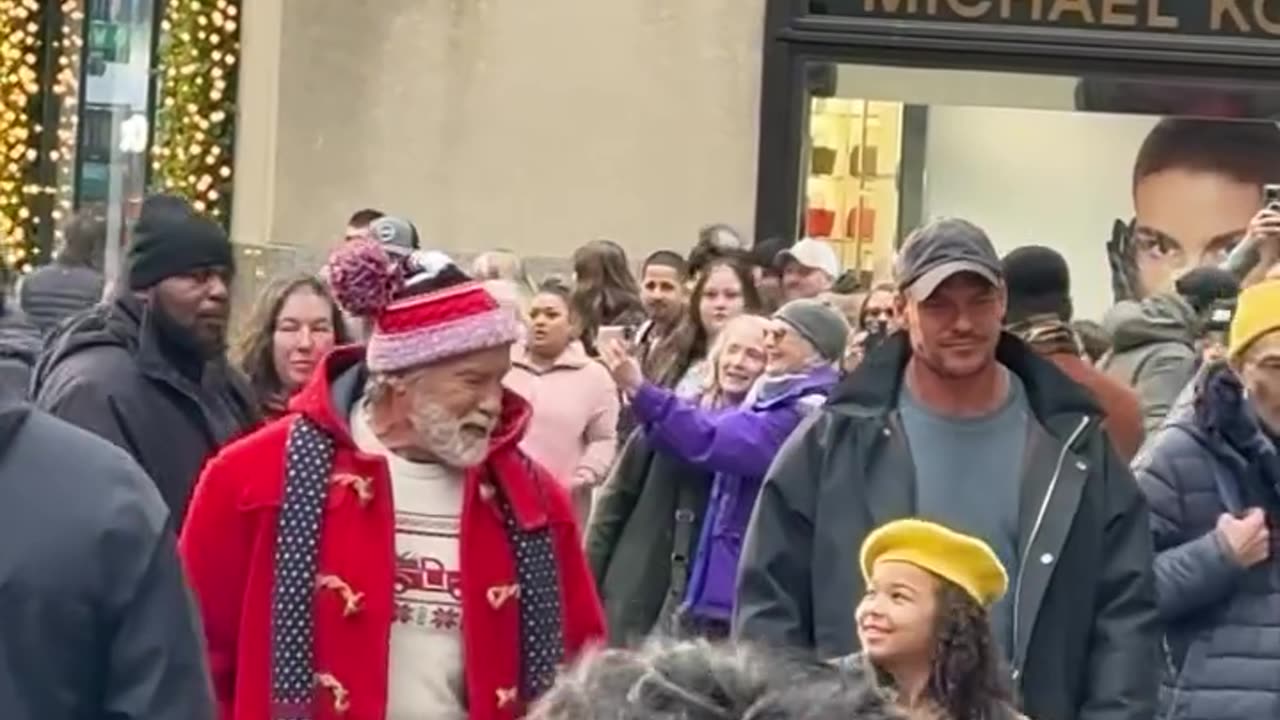 Arnold Schwarzenegger is Santa Claus in a New Christmas Movie currently filming in NYC 🎬🎅