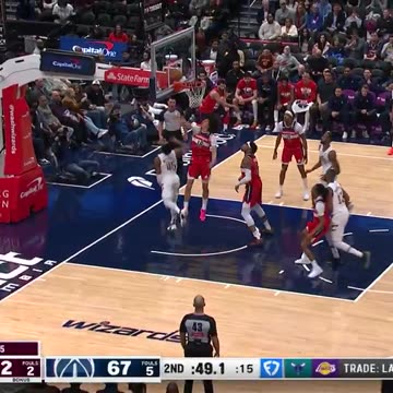 NBA - Spida crosses and gets to the cup for 22 in the 1st half 🔥