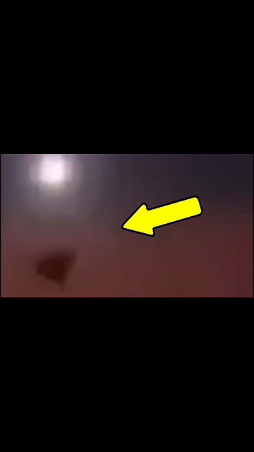 UFO Drohnen UAP saugt Blitze aus der Atmosphäre um danach mit Warp Speed ins Weltall zu flitzen