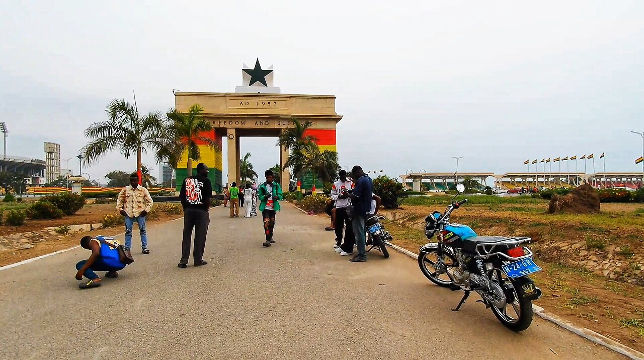 🇬🇭 EXPLORING THE VIBRANT CAPITAL CITY OF ACCRA GHANA IN ACCRA GHANA STREET || INDEPENDENCE SQUARE