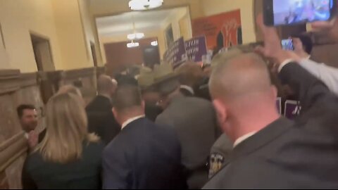 LEFTIST AGITATORS🧟‍♂️🧟‍♀️📸PROTEST IN NEW YORK STATE CAPITOL🌇💫