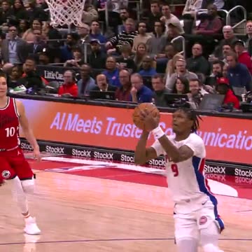 NBA - THIS CADE PASS 🔥 Did he throw it more like a QB or a pitcher? 🤔