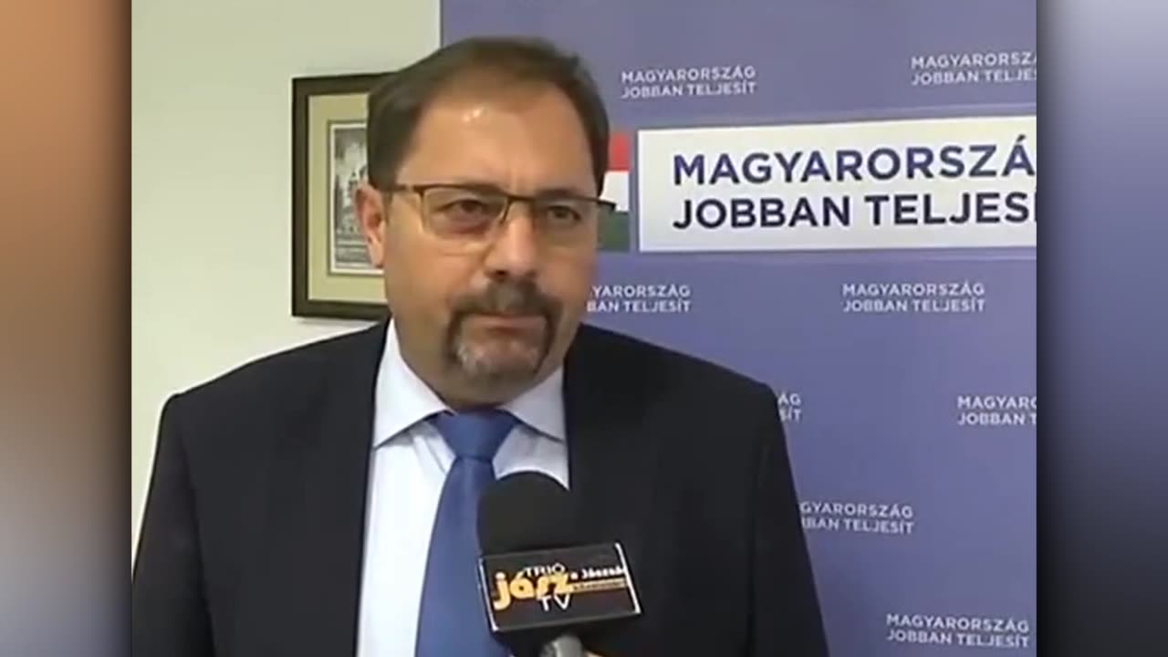 Pócs jót röhög magukon