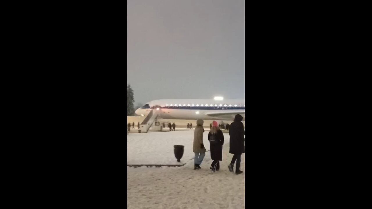 WONDERING 🤔 THIS RUSSIAN AIRPLANE ✈️ LANDING IN PARK?😱🇷🇺