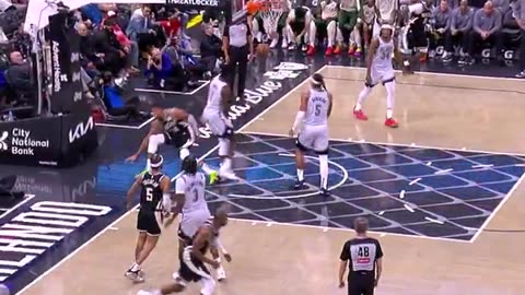 Giannis Dunks: Level UNBELIEVABLE!