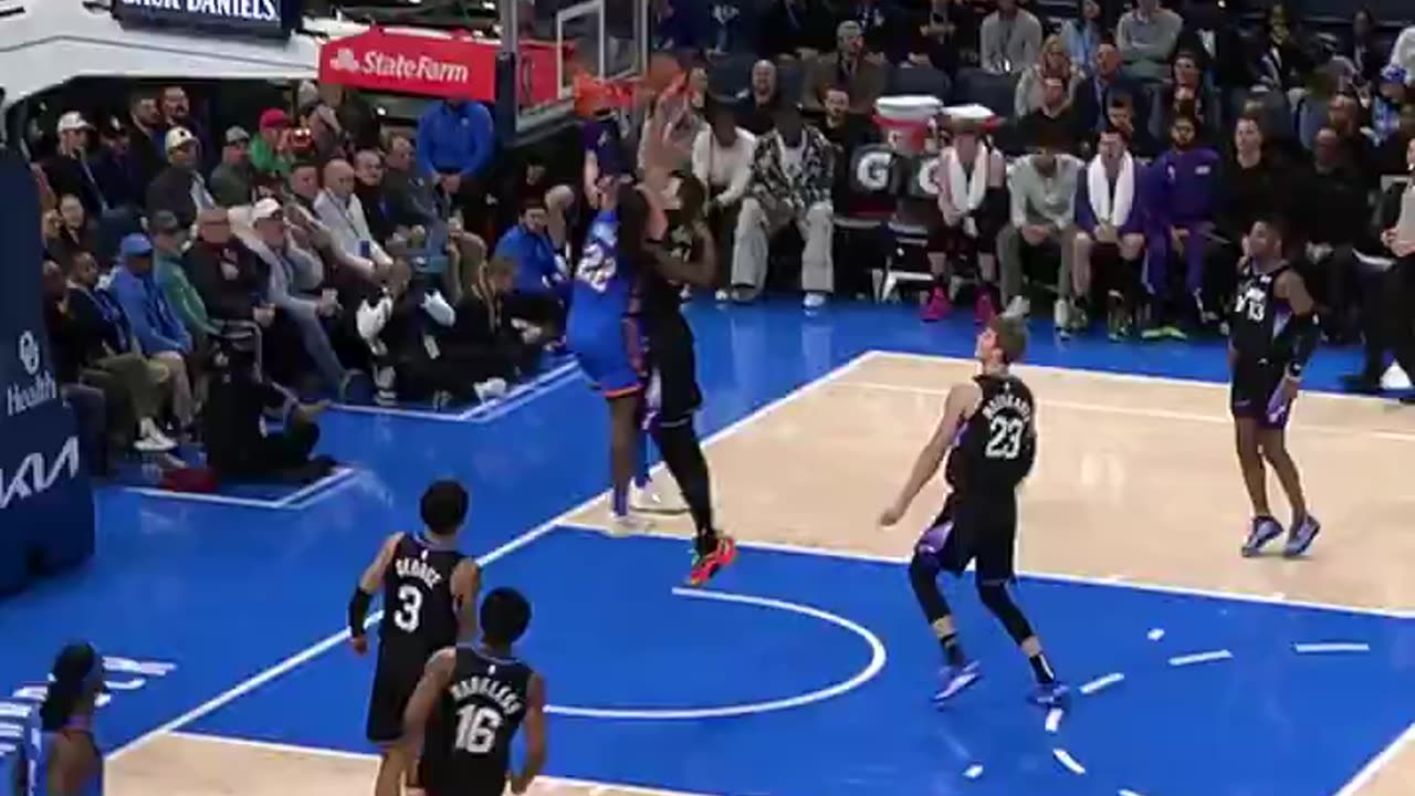 NBA - CASON WALLACE POSTER SLAM ‼️ Takes it up the court himself and powers it down.