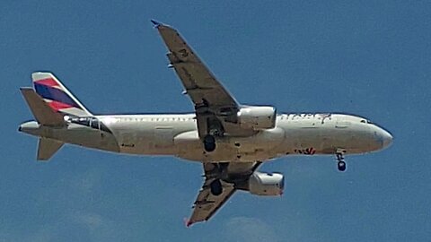 Airbus A320 PR-MHW coming from São Luís and Airbus A320 PR-MYT from Brasília to Fortaleza