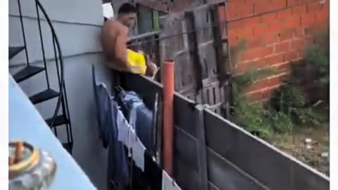 MAN TRIES TO ESCAPE FROM POLICE BY CLIMBING A FENCE OF A HOUSE BUT FALLS ON HIS BACK 🤯🤯🤯🤯