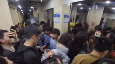 谁也不下电梯，非要把歌听完了，伤心葫芦娃😂
