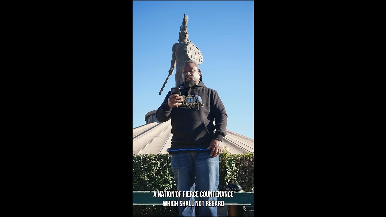 Los Profetas enseñando la historia del monumento de Cuauhtemoc en Tijuana.