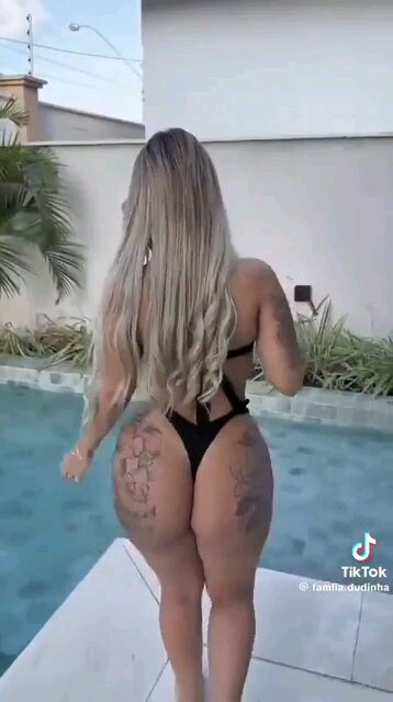 GORGEOUS BABE . ENJOYING POOL. BEAUTIFUL BODY. MIAMI