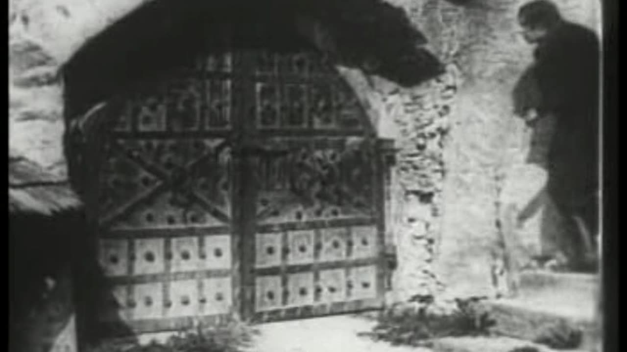 Nosferatu: Hutter Visits Count Orlock's Coffin