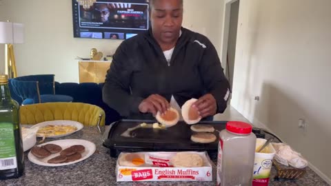 MAMADEE TUTORIAL ON HOW TO MAKE HOMEMADE MCDONALDS SAUSAGE MCMUFFIN 😋