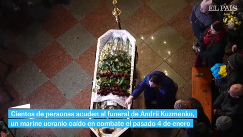 GUERRA UCRANIA | Cientos de personas acuden en Kiev al funeral de un marine ucranio caído | EL PAÍS