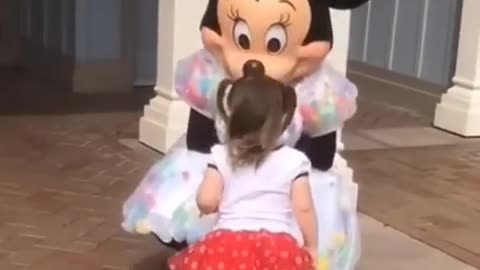 Kids meet with their favorite disney characters 😍 __ This little life is so beautiful ❤️