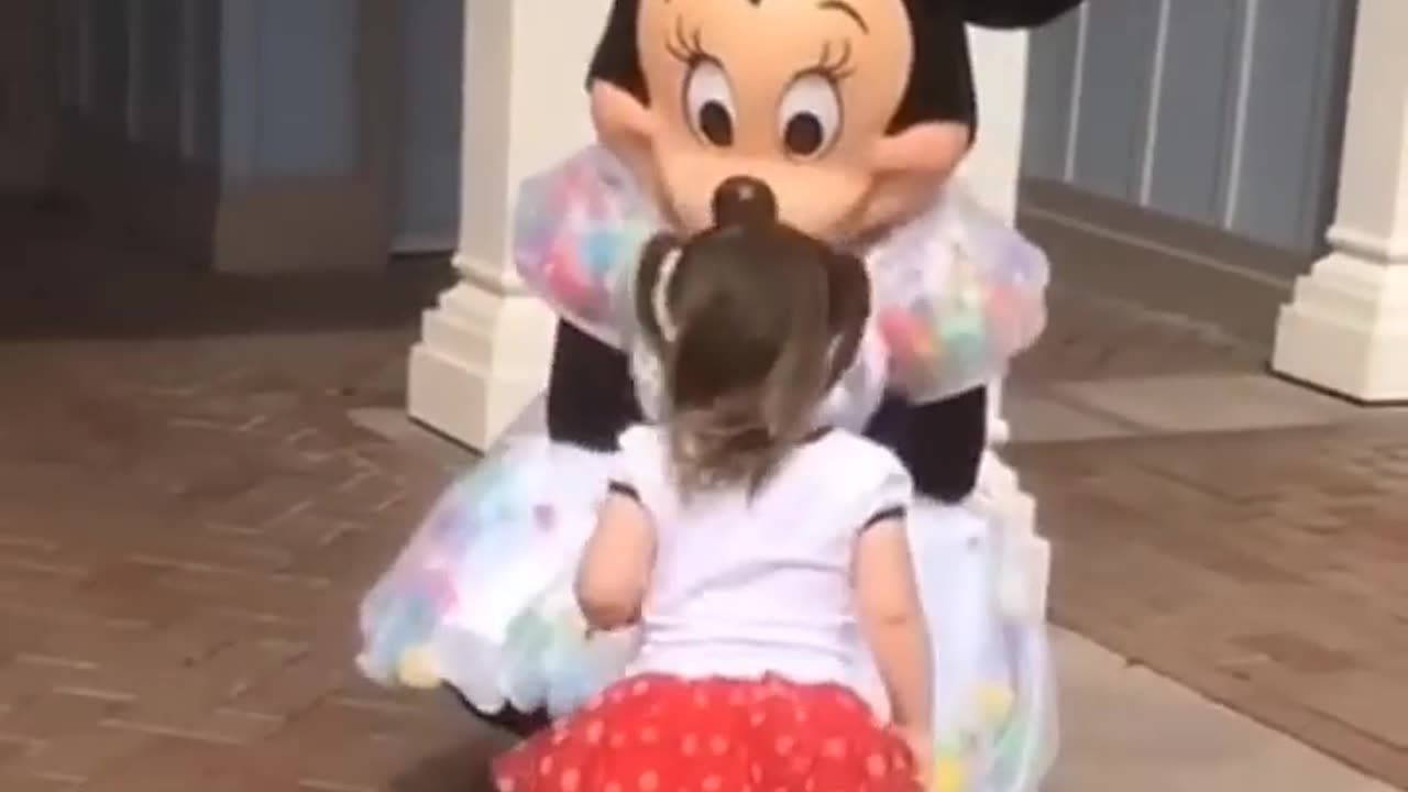 Kids meet with their favorite disney characters 😍 __ This little life is so beautiful ❤️