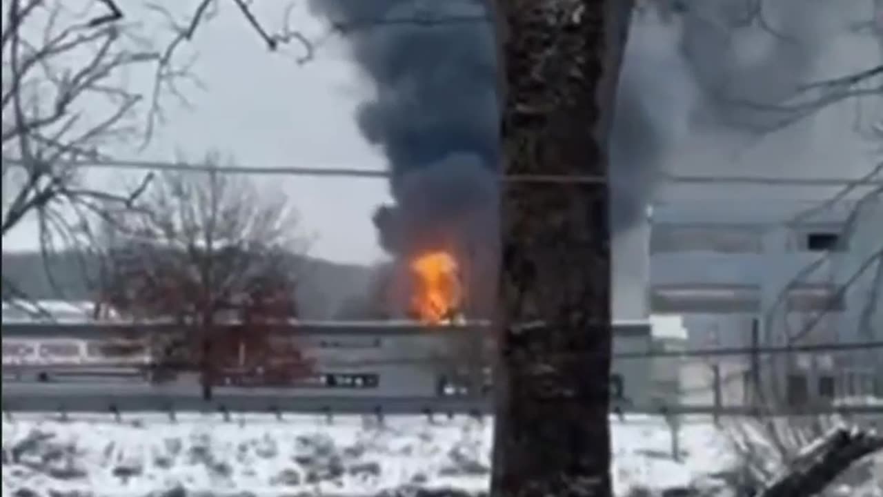 ⚠ Shelter In Place Warning! Powerful Blast & Fire Hit Pennsylvania Facility, Firefighters Injured