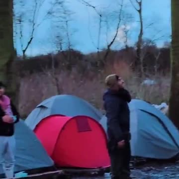 🇫🇷🇦🇫 An illegal migrant camp in Northern France spotted displaying the Afghan flag.