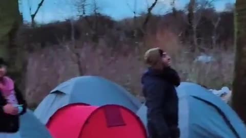 🇫🇷🇦🇫 An illegal migrant camp in Northern France spotted displaying the Afghan flag.