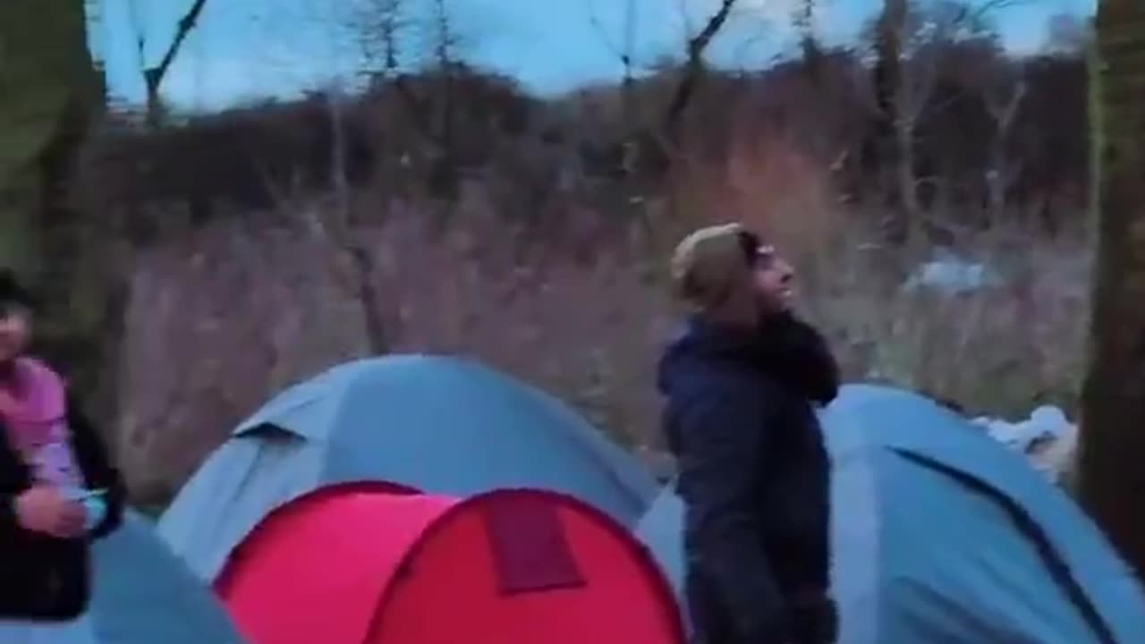 🇫🇷🇦🇫 An illegal migrant camp in Northern France spotted displaying the Afghan flag.