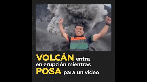 Un volcán hace erupción a sus espaldas, pero prefiere posar sonriente en vez de huir