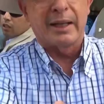 "Álvaro, desmovilízate, tu familia te espera": Joven ataja a Uribe con esta petición