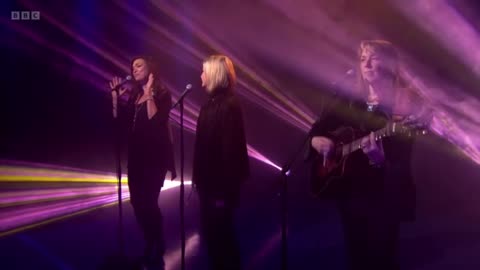 Olivia Newton-John, Amy Sky & Beth Nielsen Chapman - Stone in My Pocket (The One Show 2017)