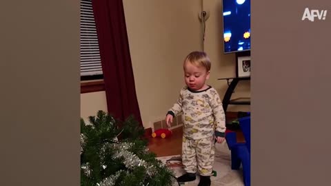 Funny_Videos_on_the_Naughty_List_🎁🎄_Best_Christmas_Fails_(720p)