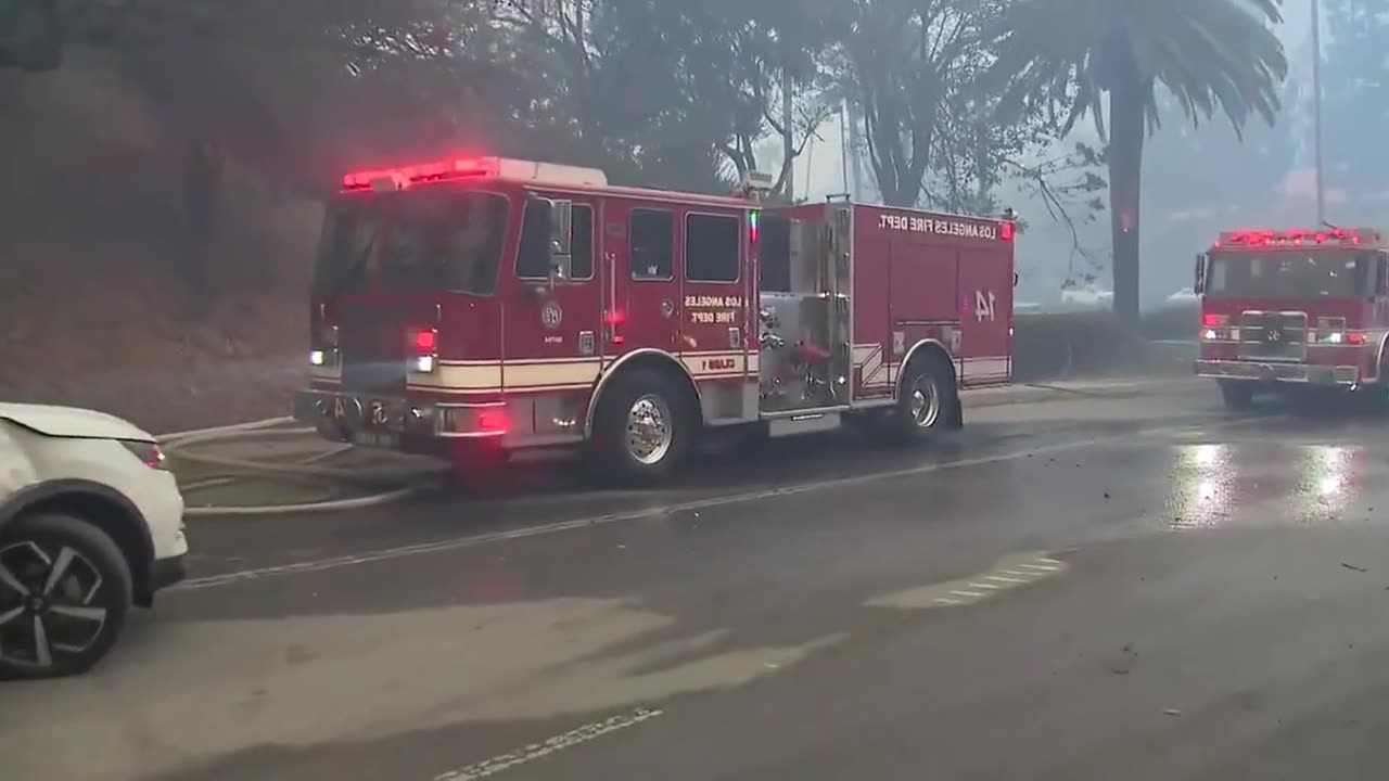 Palisades Fire Forces Evacuations: Chaos on the Roads