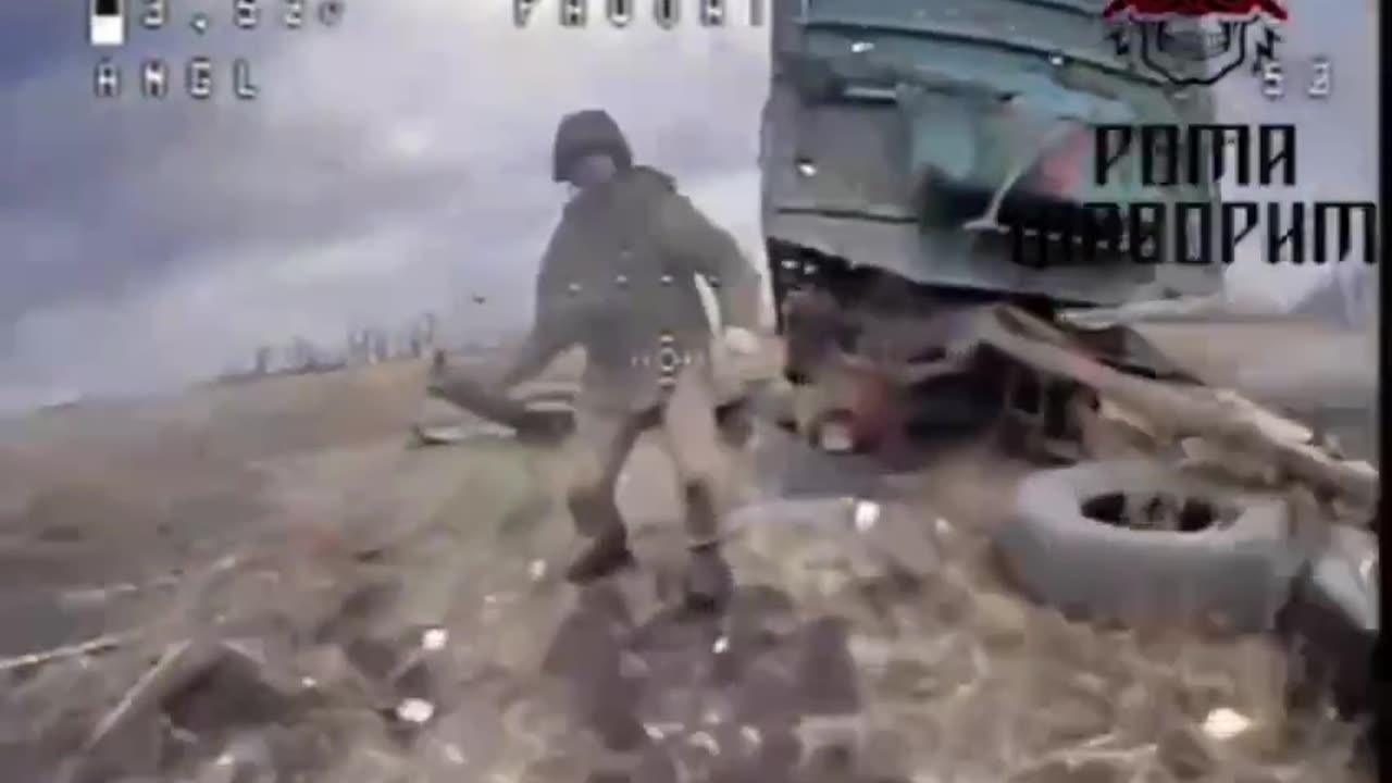 💥👀 A Russian soldier tried unsuccessfully to throw boards at an FPV