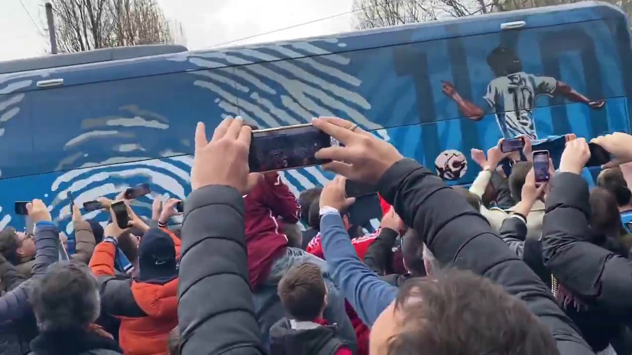 Napoli fans welcoming the players