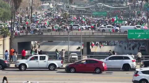 ⚠️The 101 Freeway is COMPLETELY BLOCKED by illegal anti-ICE protestors