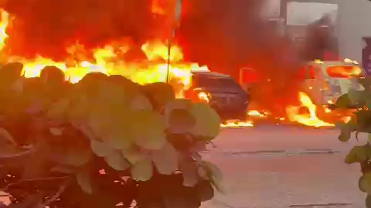 INCENDIO DE TRES CARROS EN BOCAGRANDE