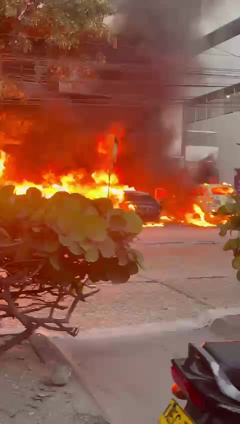 INCENDIO DE TRES CARROS EN BOCAGRANDE
