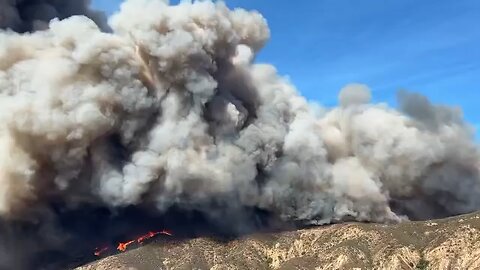 #BREAKING 🚨 Another MASSIVE Fire 🔥 breaks out near Santa Clarita, California 🇺🇸 1000+ acres so