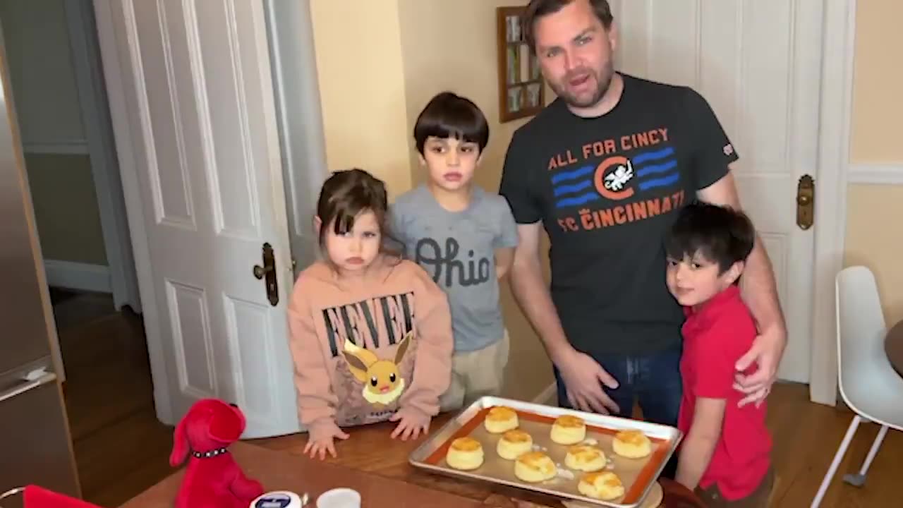 JD Vance baking cookies with his daughter for Christmas 🎄