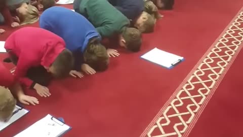 EUROPEAN WEAKNESS - Belgium Children pray in Mosque to Allah