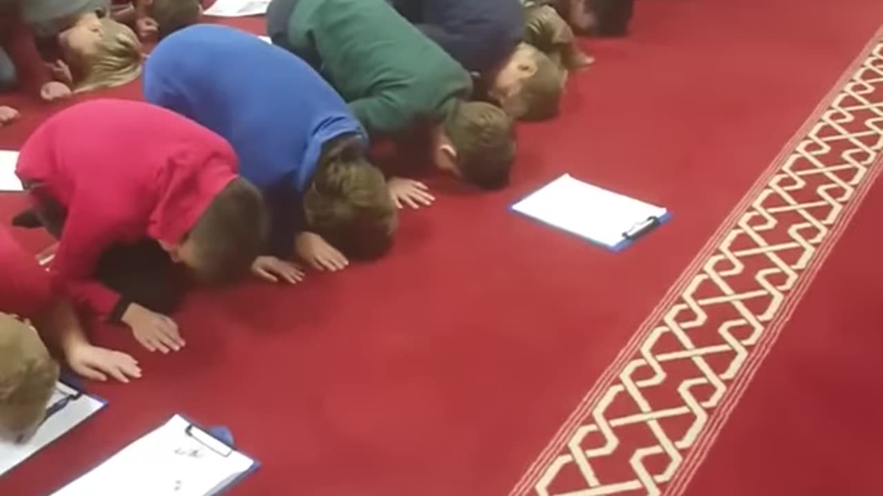 EUROPEAN WEAKNESS - Belgium Children pray in Mosque to Allah