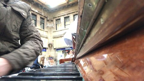 Ticando el piano en estación de Edimburgo