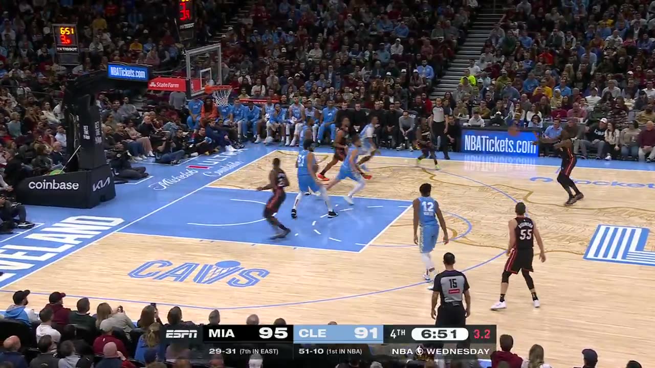 NBA - Bam hits from deep and the Heat lead midway through the 4Q 💪