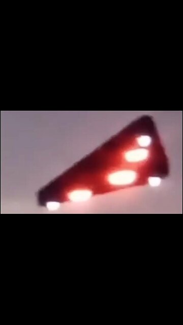 TR3 Black Manta in glasklarer Nahaufnahme bei Dematerialisierungsprozess in ein Dimensionsportal