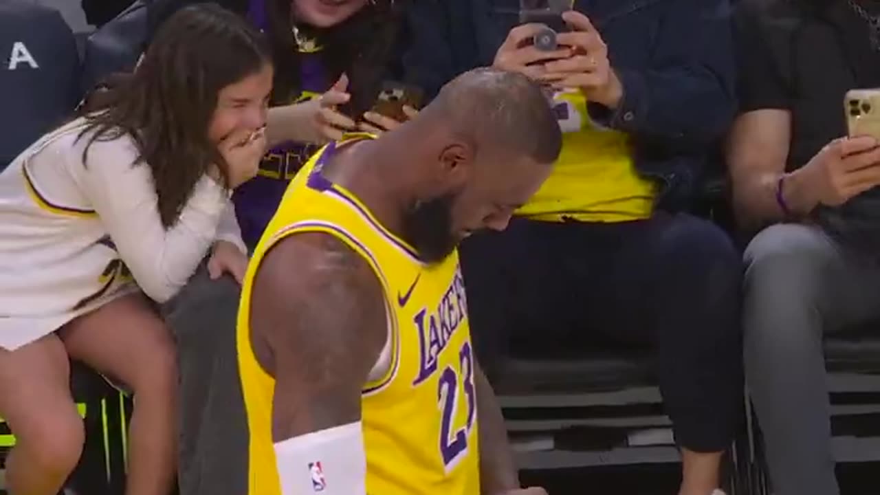 This young fan was in AWE getting to see LeBron up close 🥹