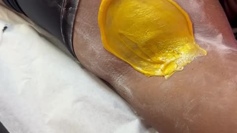 Underarm Waxing Using Sexy Smooth Golden Allure Hard Wax by @skynnwithtrish