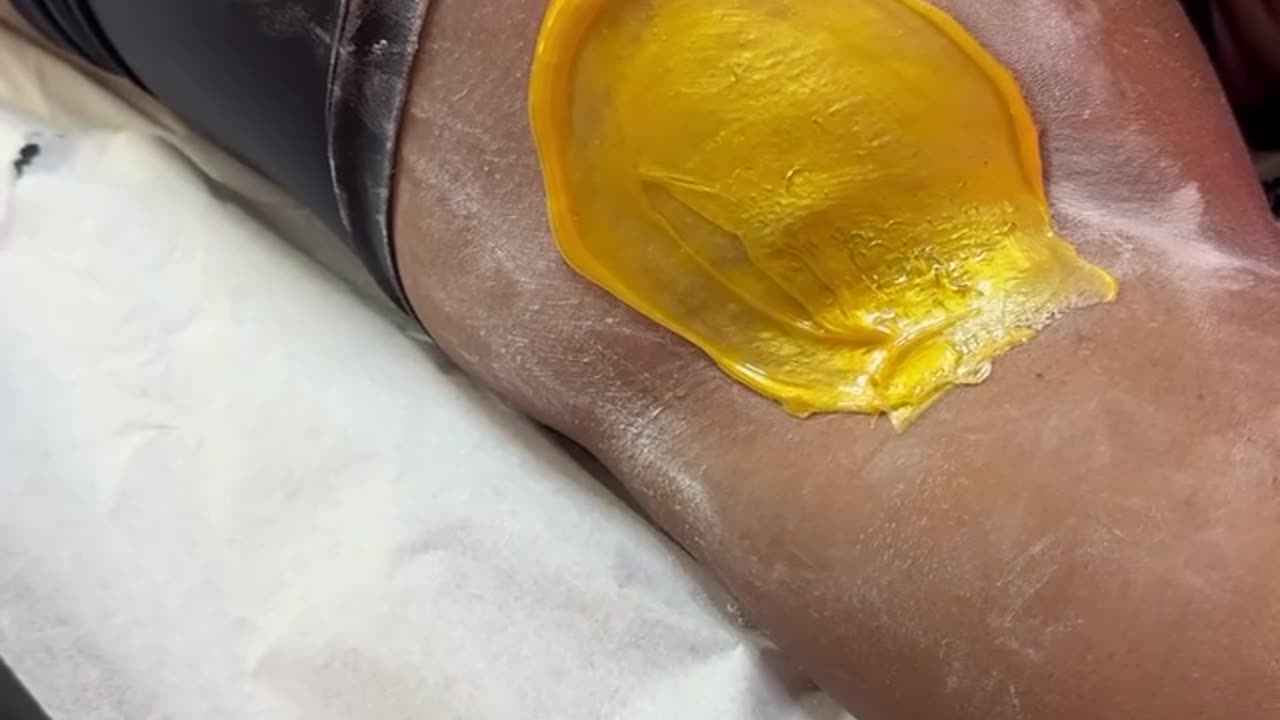 Underarm Waxing Using Sexy Smooth Golden Allure Hard Wax by @skynnwithtrish