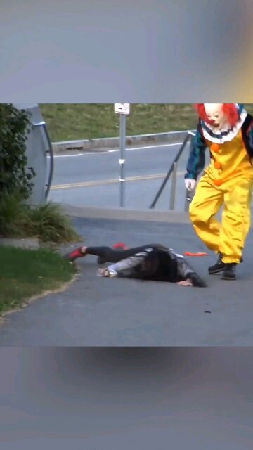 She saw what was coming and her knees just clocked out 💀🎈