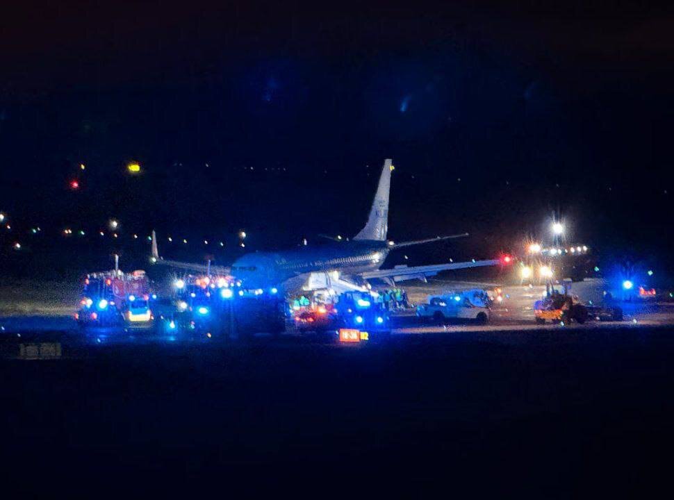 🇨🇦✈️ In Canada, a plane caught fire after its wing hit the runway due to problems